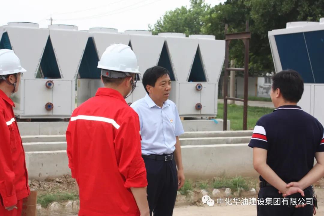中化华油建设集团总经理荣若忠前往油田供热移交分离项目施工一线指导工作