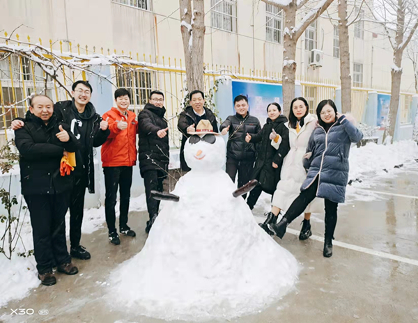 瑞雪如约至，扫雪暖人心