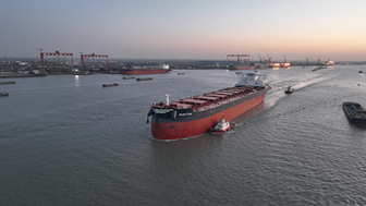 泰州靖江海事处维护超大型LNG双燃料动力散货船安全出江试航